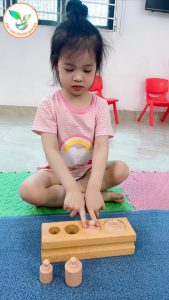 Hoạt Động Montessori Bộ Trụ Núm - Mầm Non Hải Yến - Trương Định