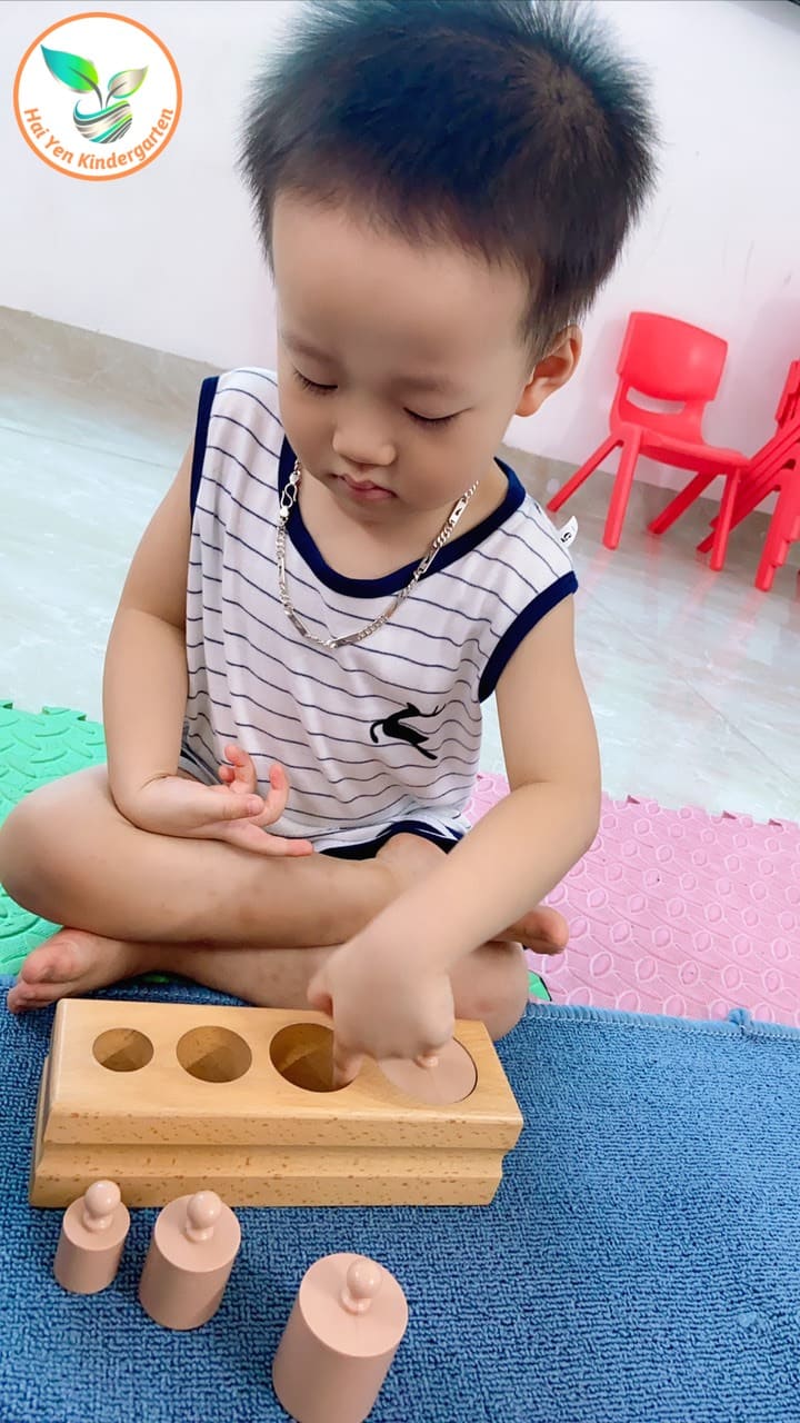 Hoạt Động Montessori Bộ Trụ Núm - Mầm Non Hải Yến - Trương Định