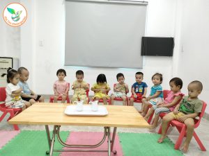 Hoạt Động Montessori Rót Hạt Bằng Bình Có Quai - Mầm Non Hải Yến - Trương Định