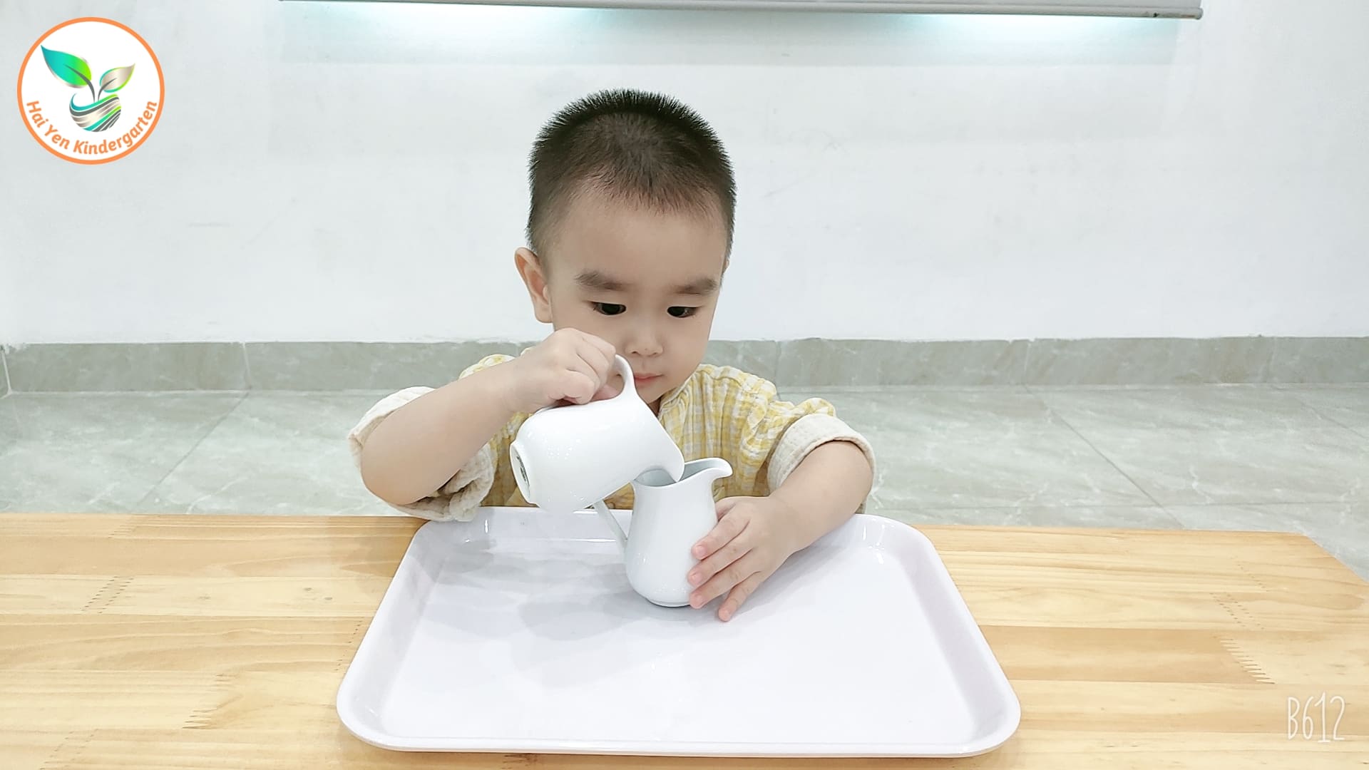 Hoạt Động Montessori Rót Hạt Bằng Bình Có Quai - Mầm Non Hải Yến - Trương Định