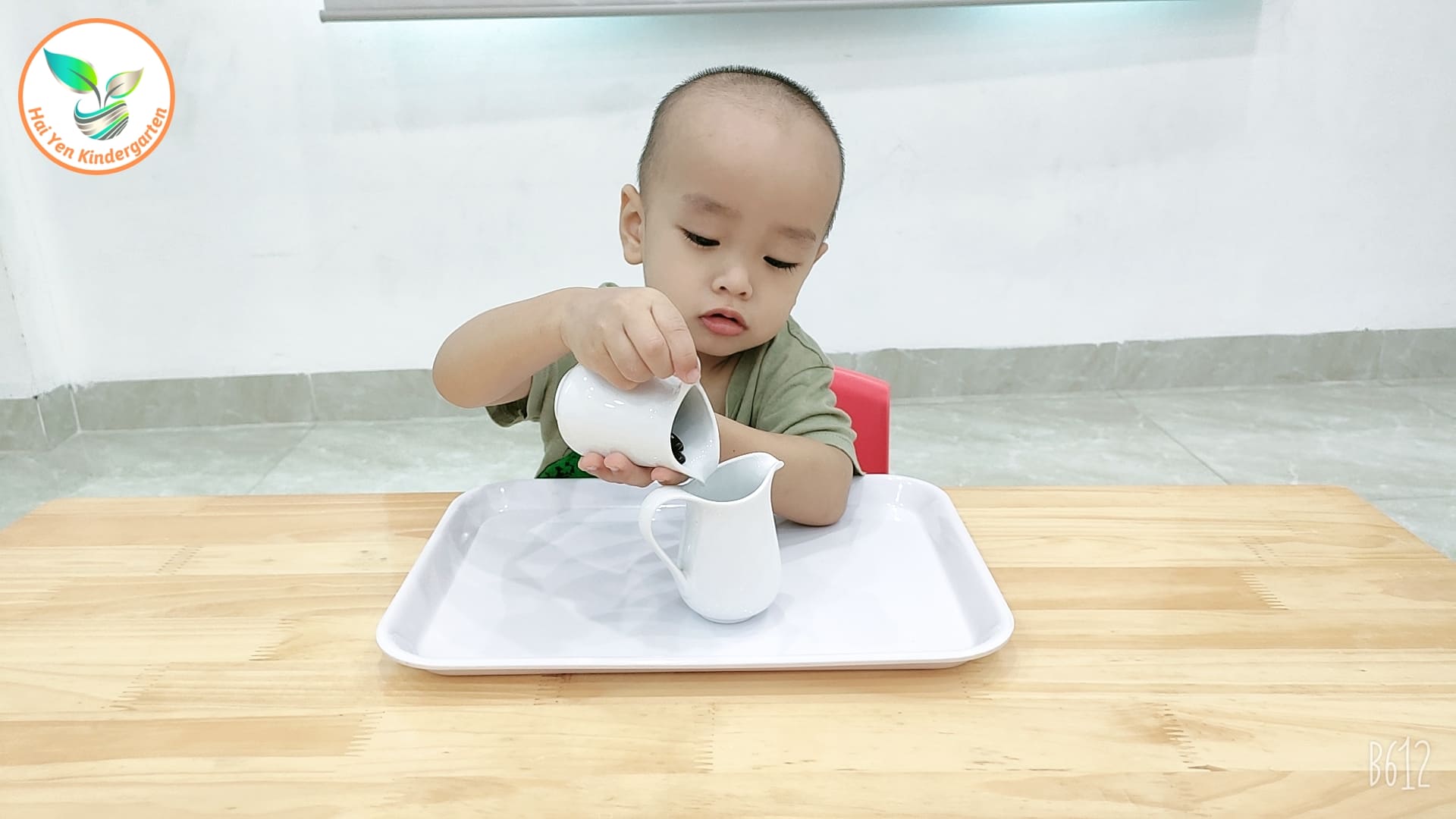 Hoạt Động Montessori Rót Hạt Bằng Bình Có Quai - Mầm Non Hải Yến - Trương Định