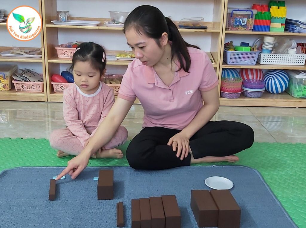 Hoạt Động Montessori Thang Nâu Với Ngôn Ngữ - Mầm Non Hải Yến - Trương Định