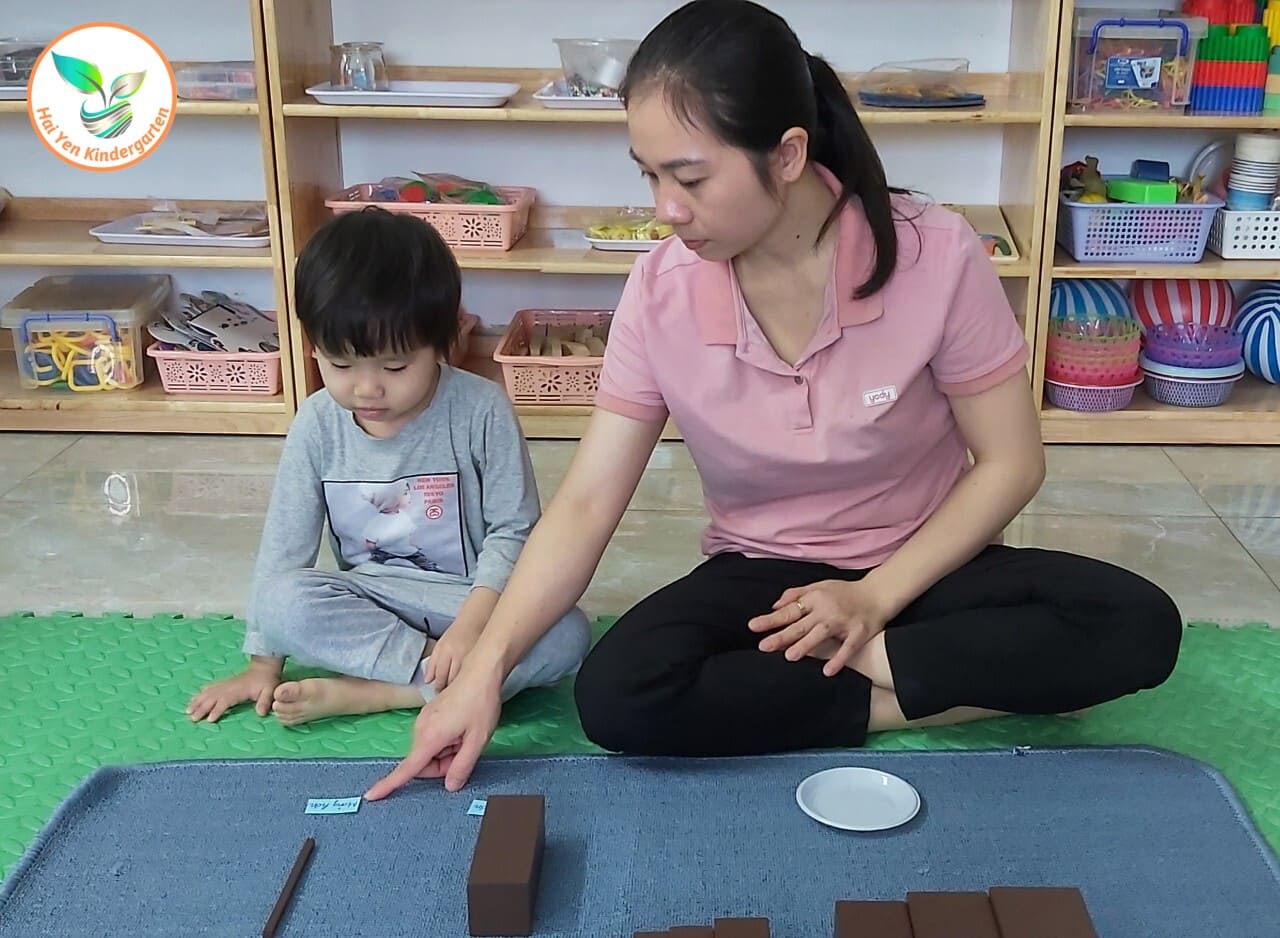 Hoạt Động Montessori Thang Nâu Với Ngôn Ngữ - Mầm Non Hải Yến - Trương Định