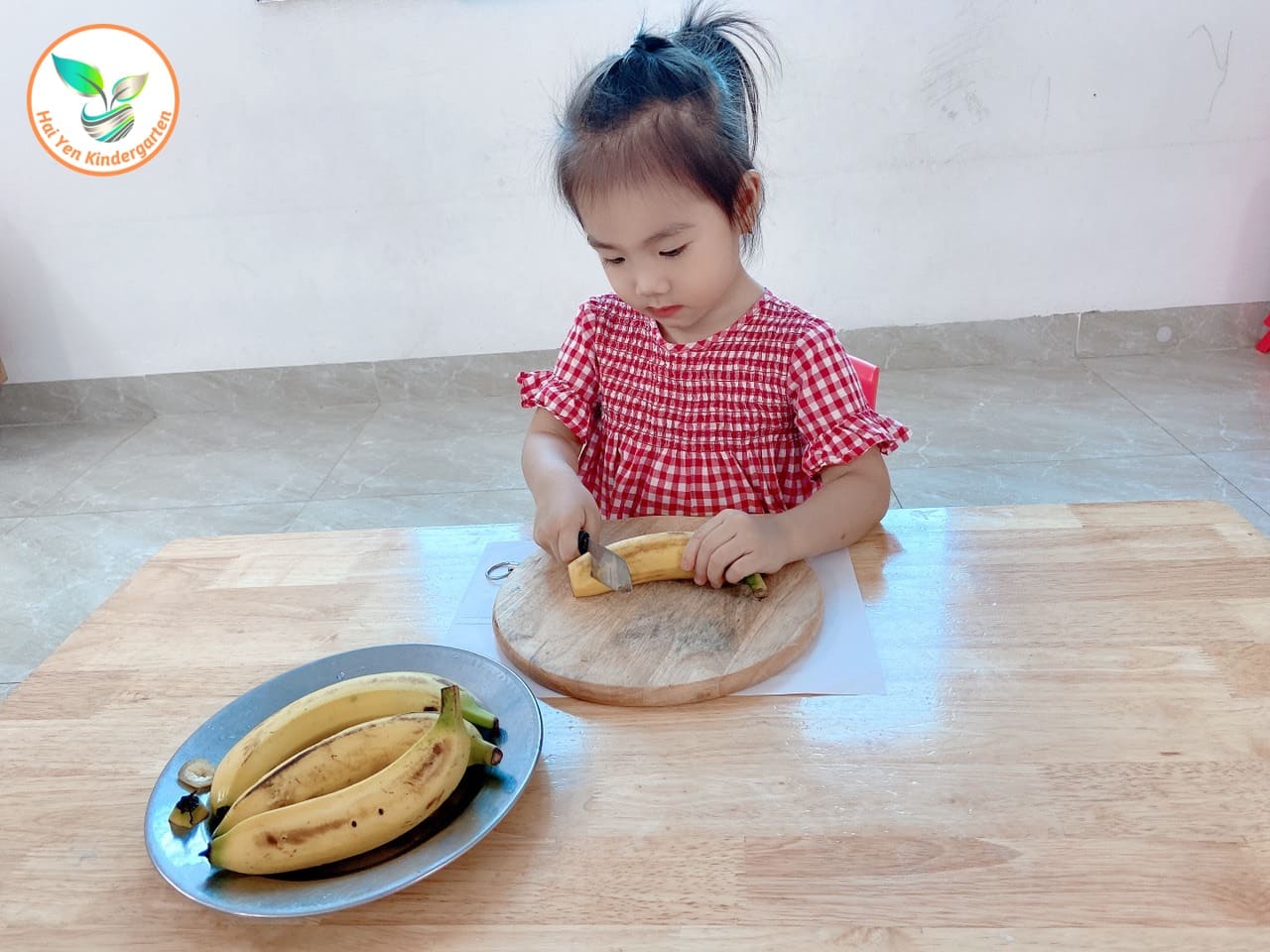 Hoạt Động Montessori Cắt Chuối - Mầm Non Hải Yến - Trương Định