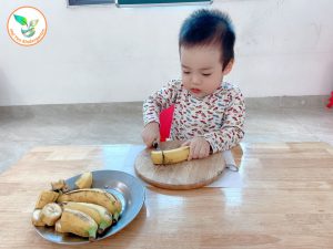 Hoạt Động Montessori Cắt Chuối - Mầm Non Hải Yến - Trương Định