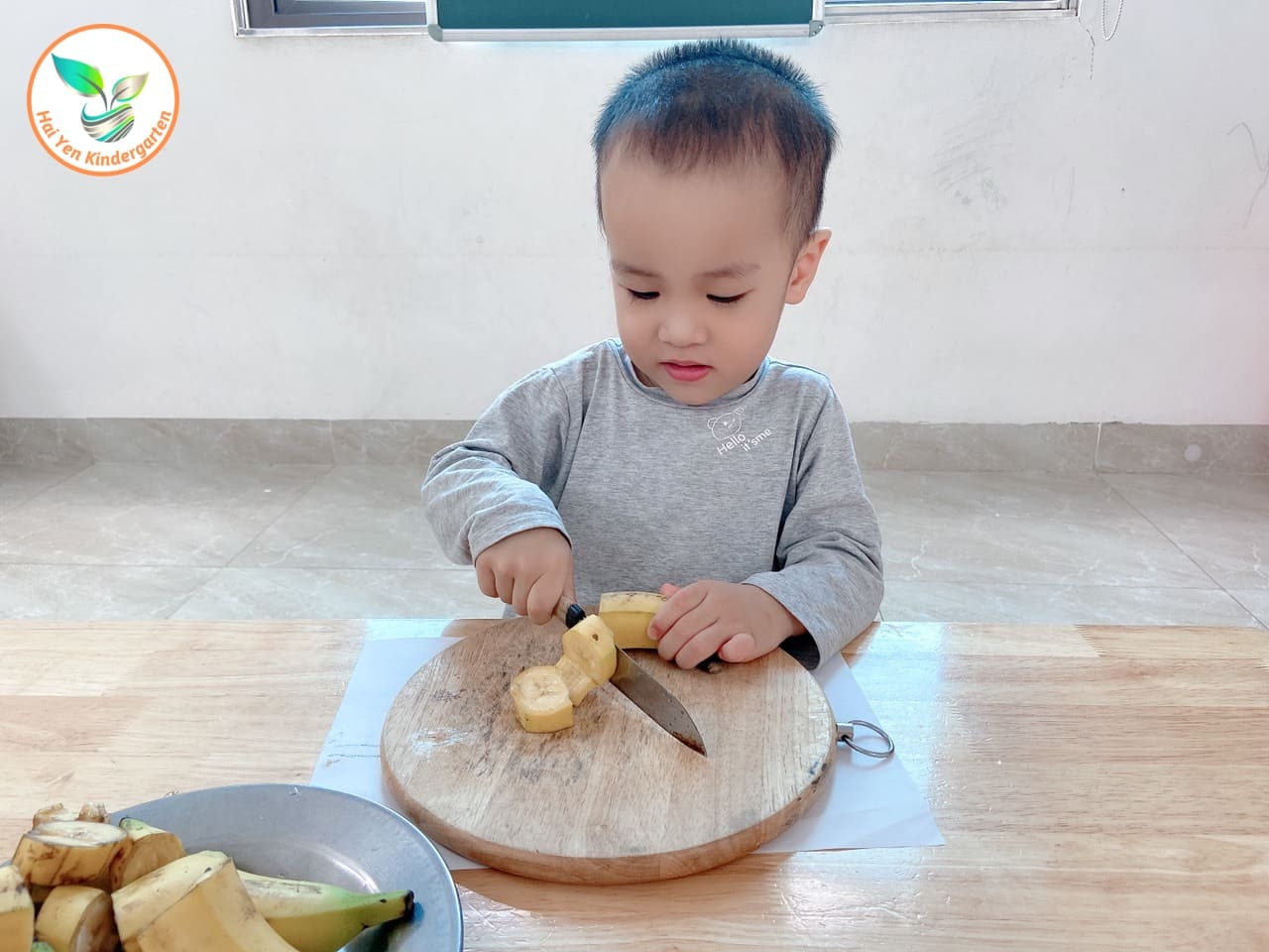 Hoạt Động Montessori Cắt Chuối - Mầm Non Hải Yến - Trương Định