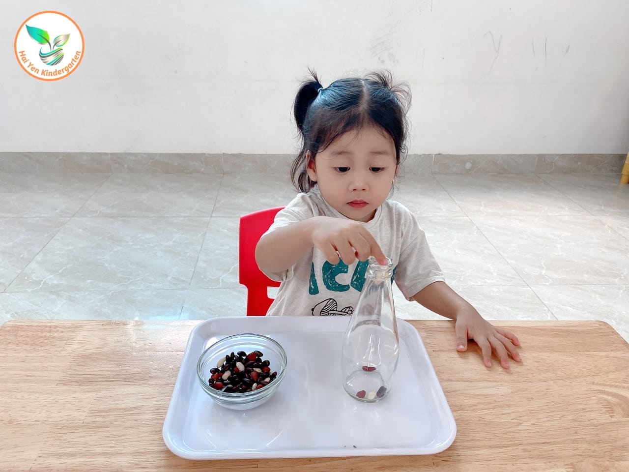 Hoạt Động Montessori Thả Hạt Vào Lọ - Mầm Non Hải Yến - Trương Định