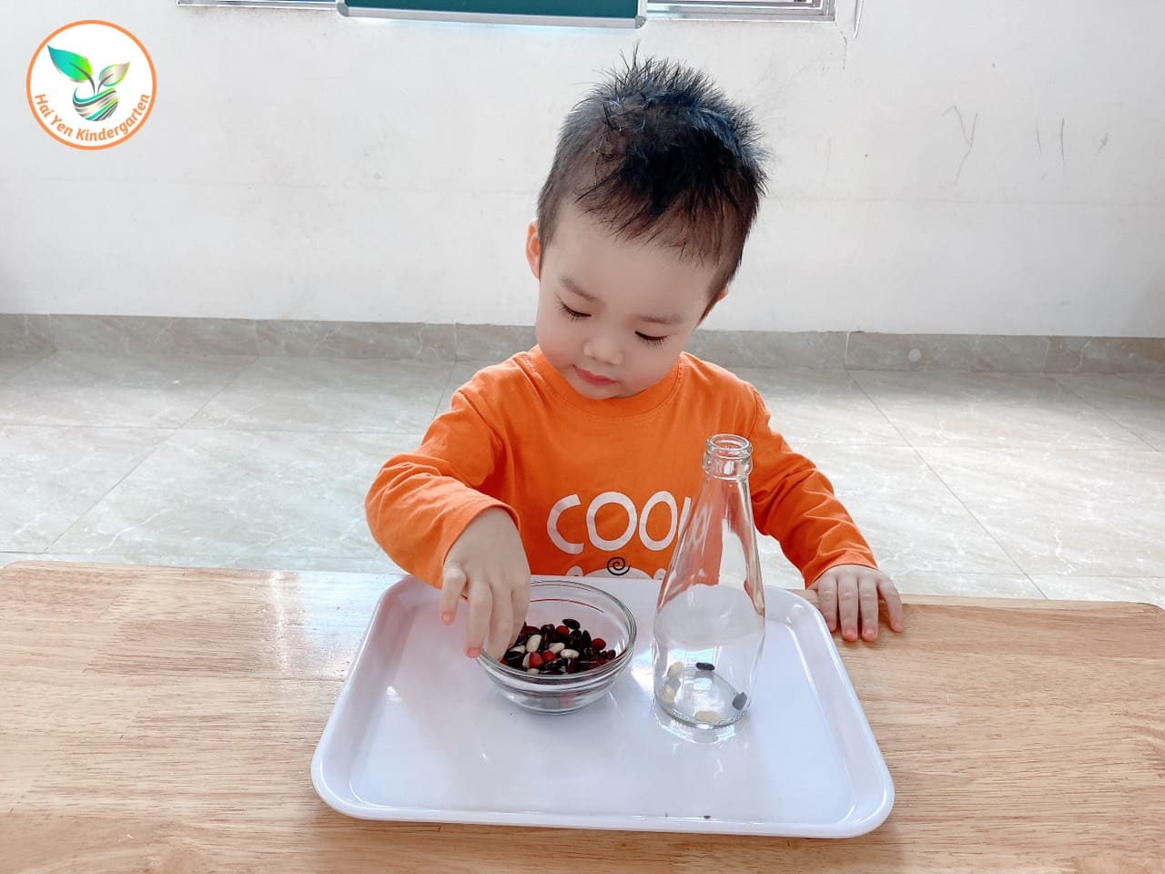 Hoạt Động Montessori Thả Hạt Vào Lọ - Mầm Non Hải Yến - Trương Định