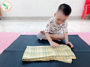 KỸ NĂNG SỐNG: BÉ TẬP GẤP CHĂN - Mầm Non Hải Yến - Trương Định