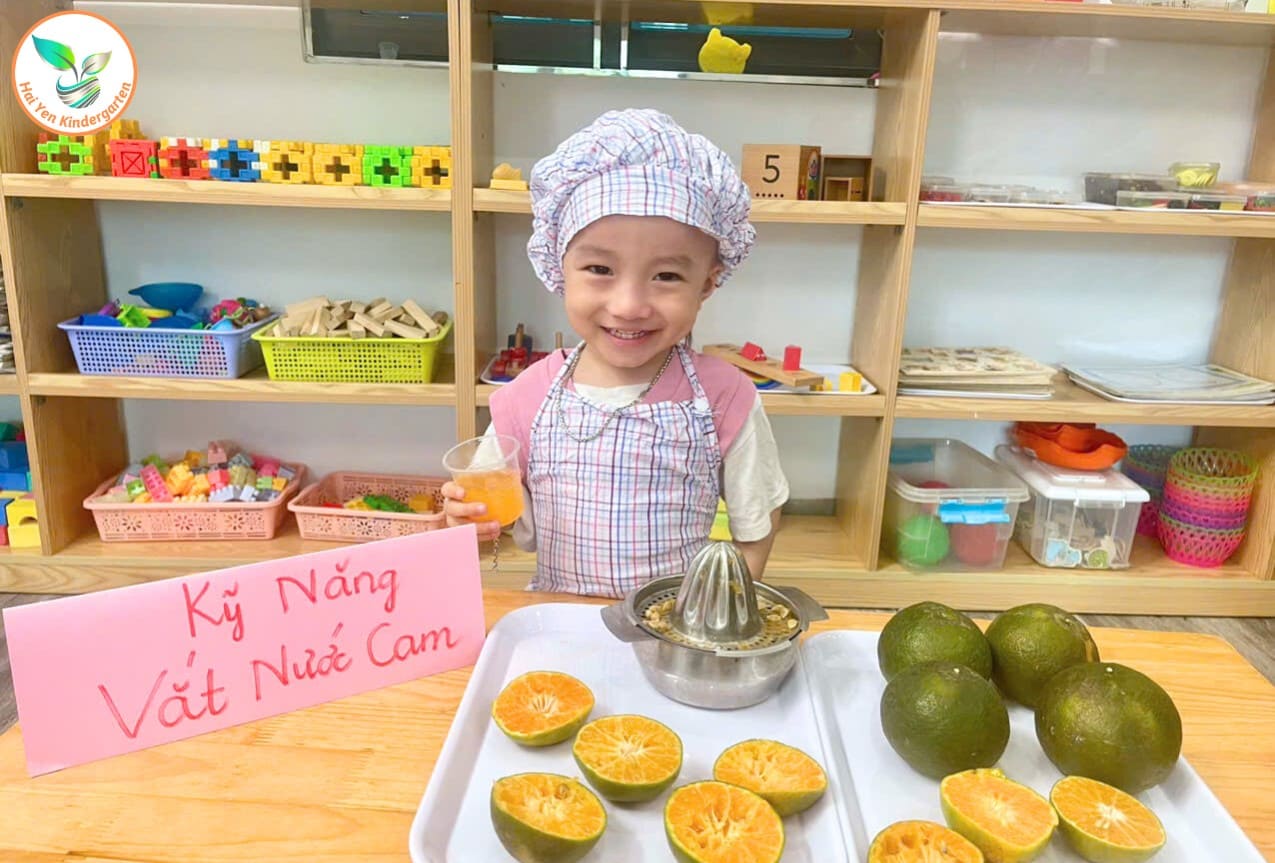 KỸ NĂNG SỐNG: “BÉ THỰC HÀNH VẮT NƯỚC CAM” - Mầm Non Hải Yến - Trương Định