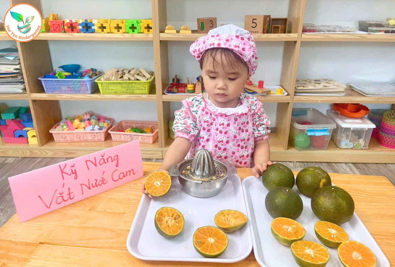 KỸ NĂNG SỐNG: “BÉ THỰC HÀNH VẮT NƯỚC CAM” - Mầm Non Hải Yến - Trương Định