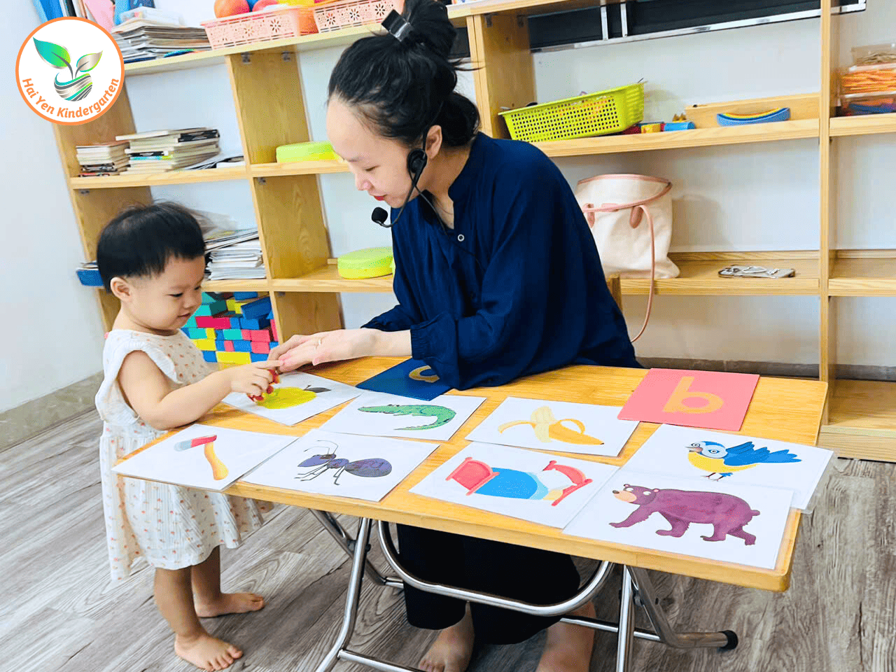 GIỜ HỌC TIẾNG ANH VUI NHỘN CÙNG CÔ VÀ CÁC BÉ - Mầm Non Hải Yến - Trương Định