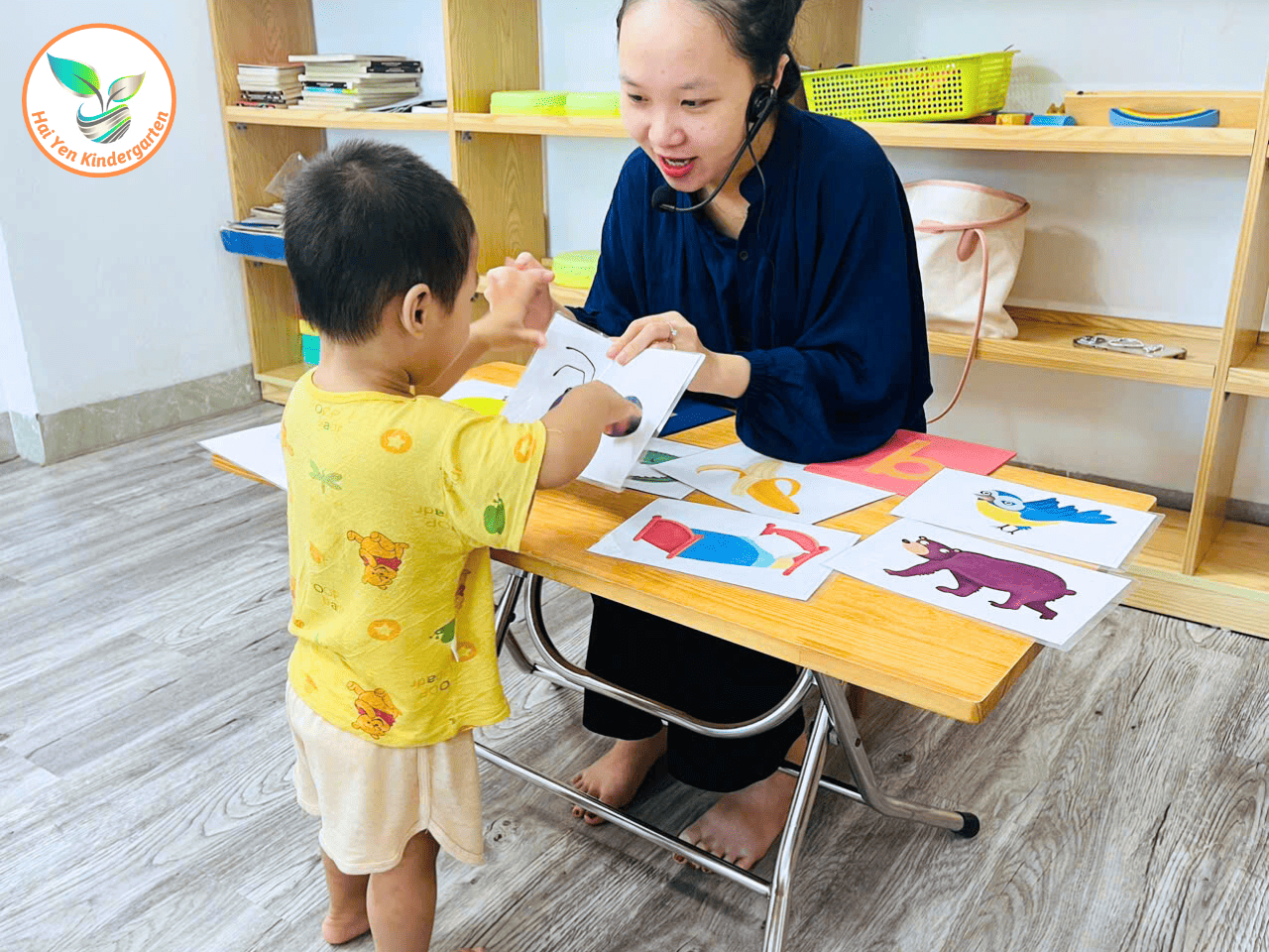GIỜ HỌC TIẾNG ANH VUI NHỘN CÙNG CÔ VÀ CÁC BÉ - Mầm Non Hải Yến - Trương Định