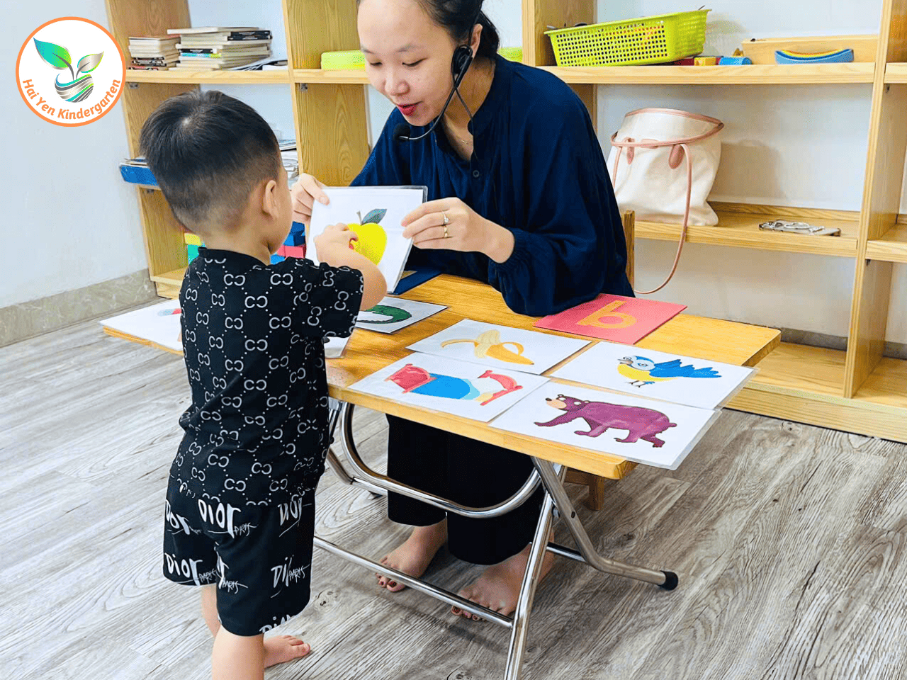 GIỜ HỌC TIẾNG ANH VUI NHỘN CÙNG CÔ VÀ CÁC BÉ - Mầm Non Hải Yến - Trương Định