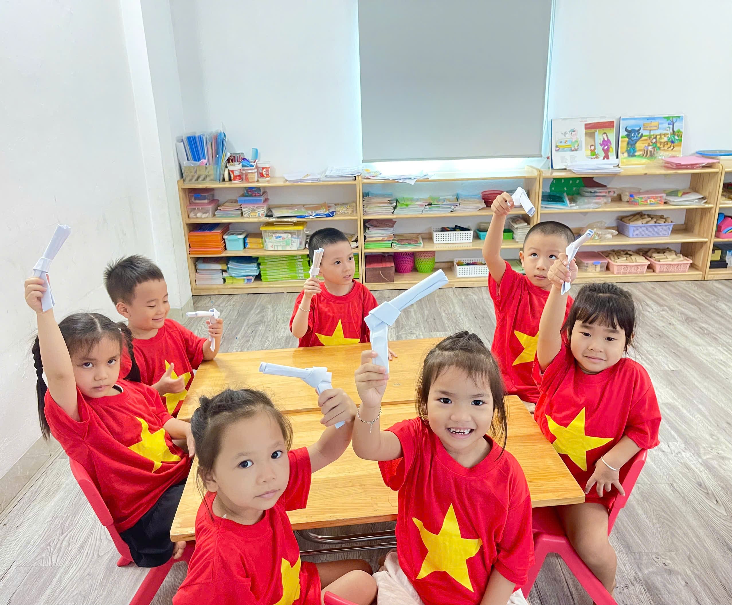 HOẠT ĐỘNG Ý NGHĨA: LÀM SÚNG TẶNG CHÚ BỘ ĐỘI - Mầm Non Hải Yến - Trương Định