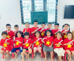 HOẠT ĐỘNG Ý NGHĨA: LÀM SÚNG TẶNG CHÚ BỘ ĐỘI - Mầm Non Hải Yến - Trương Định