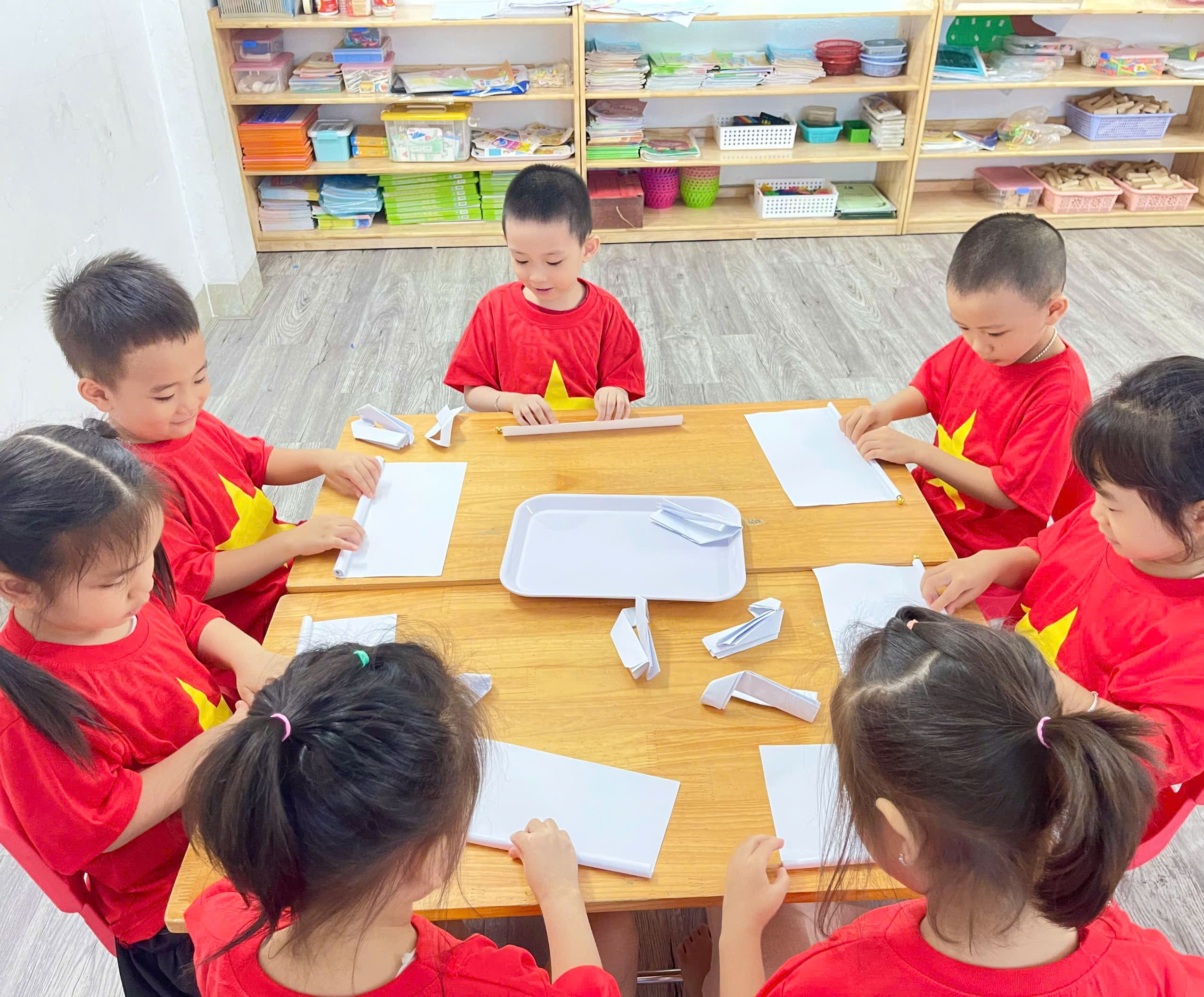 HOẠT ĐỘNG Ý NGHĨA: LÀM SÚNG TẶNG CHÚ BỘ ĐỘI - Mầm Non Hải Yến - Trương Định