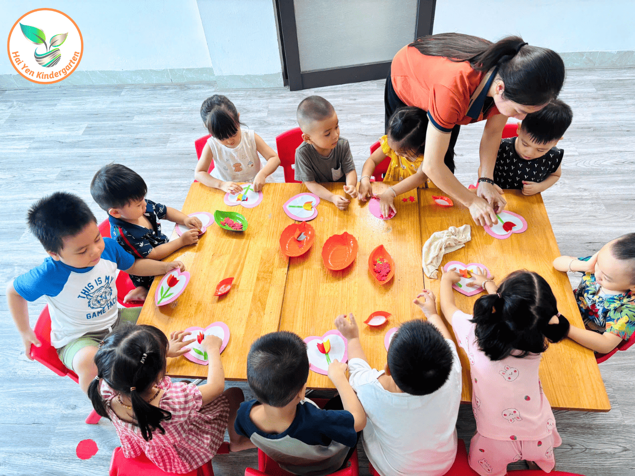 BÉ LÀM QUÀ TẶNG MẸ NGÀY 20/10 BÉ LÀM QUÀ TẶNG MẸ NGÀY 20/10 - Mầm Non Hải Yến - Trương Định