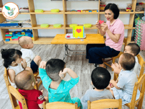 BÉ LÀM THIỆP TẶNG MẸ YÊU NHÂN NGÀY 20/10 - Mầm Non Hải Yến - Trương Định