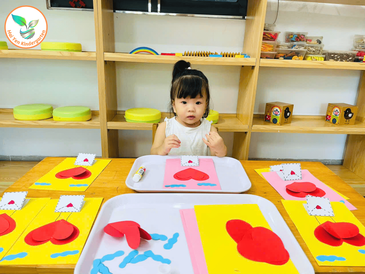 BÉ LÀM THIỆP TẶNG MẸ YÊU NHÂN NGÀY 20/10 BÉ LÀM THIỆP TẶNG MẸ YÊU NHÂN NGÀY 20/10 - Mầm Non Hải Yến - Trương Định