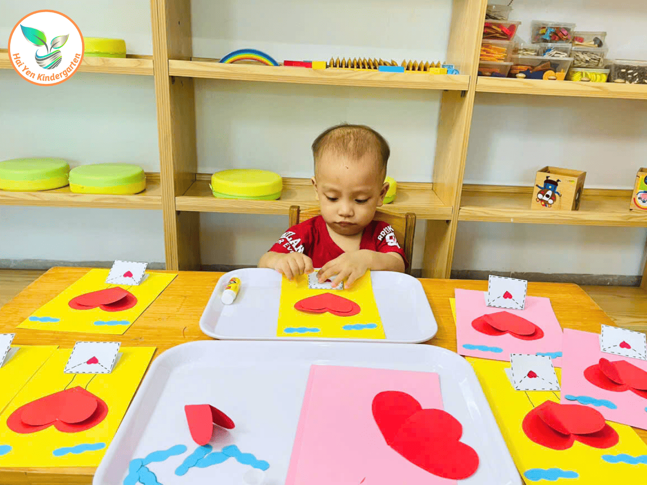 BÉ LÀM THIỆP TẶNG MẸ YÊU NHÂN NGÀY 20/10 BÉ LÀM THIỆP TẶNG MẸ YÊU NHÂN NGÀY 20/10 - Mầm Non Hải Yến - Trương Định