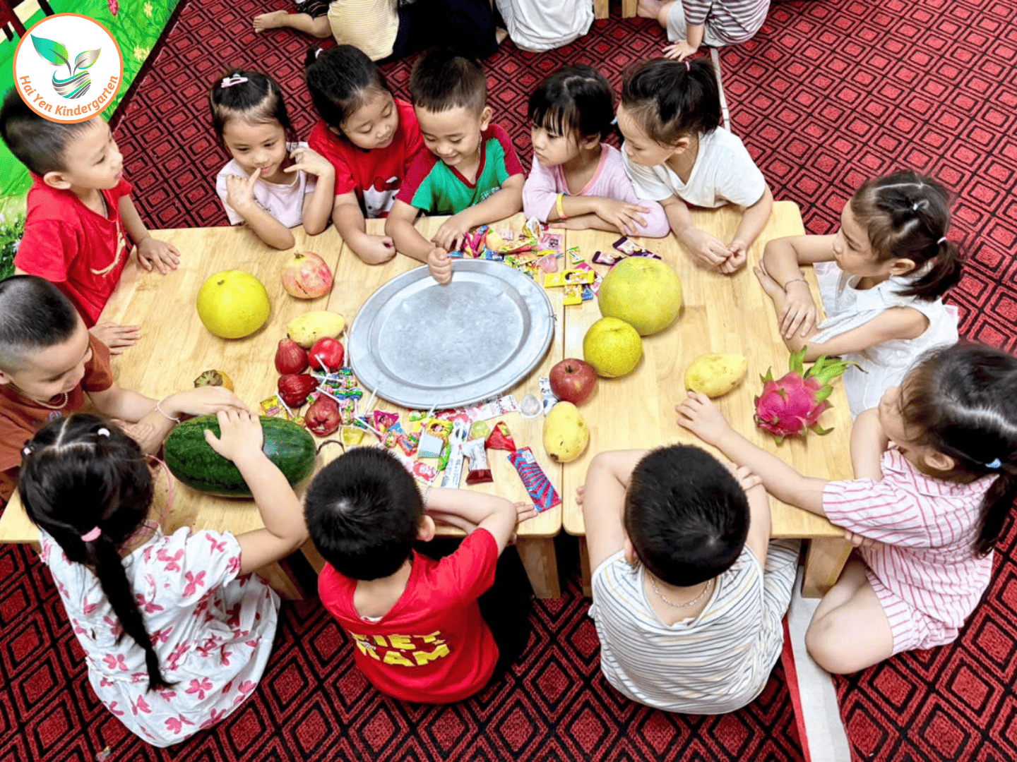 BÉ KHÉO TAY TRANG TRÍ MÂM NGŨ QUẢ TRUNG THU BÉ KHÉO TAY TRANG TRÍ MÂM NGŨ QUẢ TRUNG THU - Mầm Non Hải Yến - Trương Định