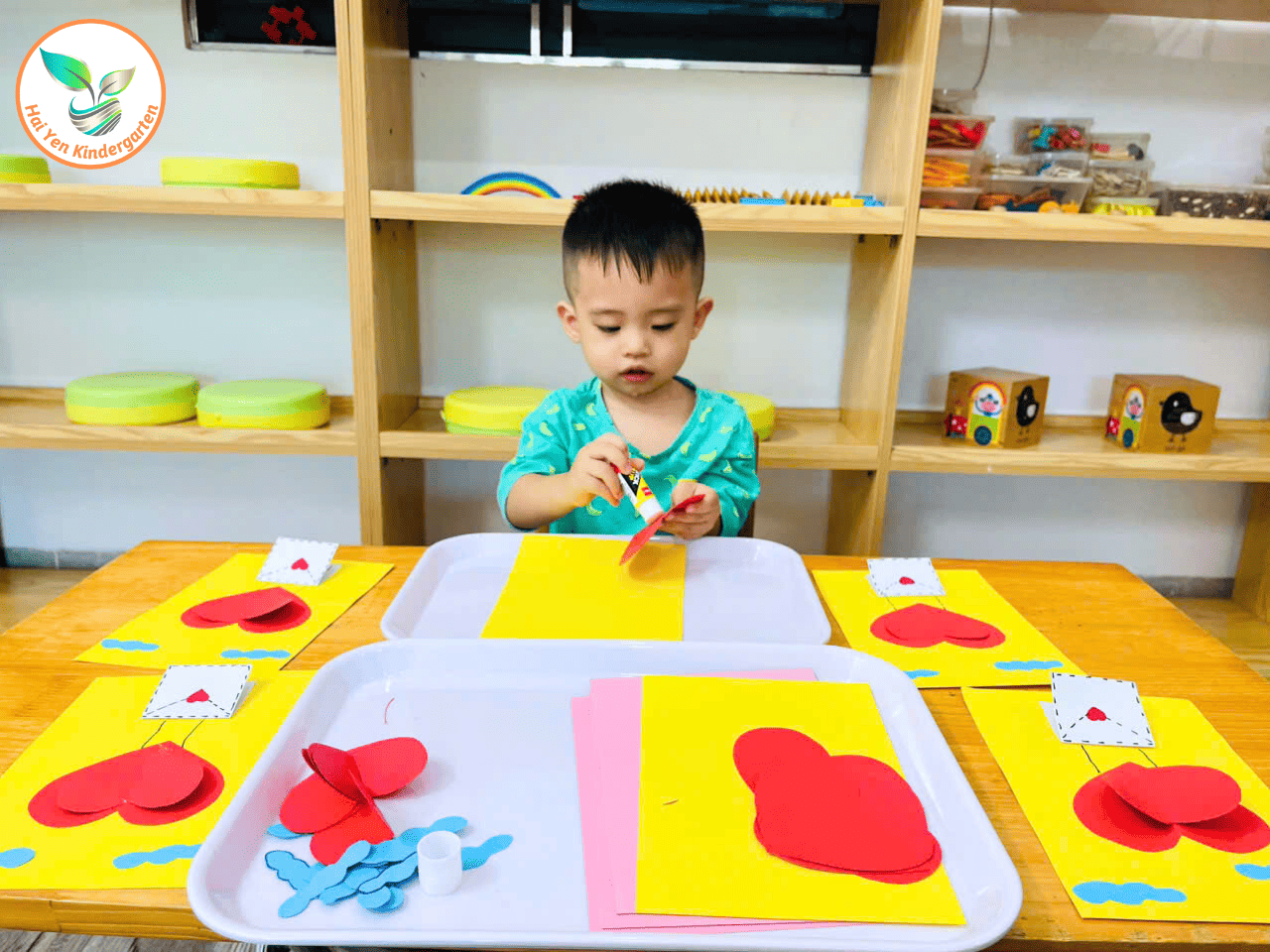 BÉ LÀM THIỆP TẶNG MẸ YÊU NHÂN NGÀY 20/10 BÉ LÀM THIỆP TẶNG MẸ YÊU NHÂN NGÀY 20/10 - Mầm Non Hải Yến - Trương Định