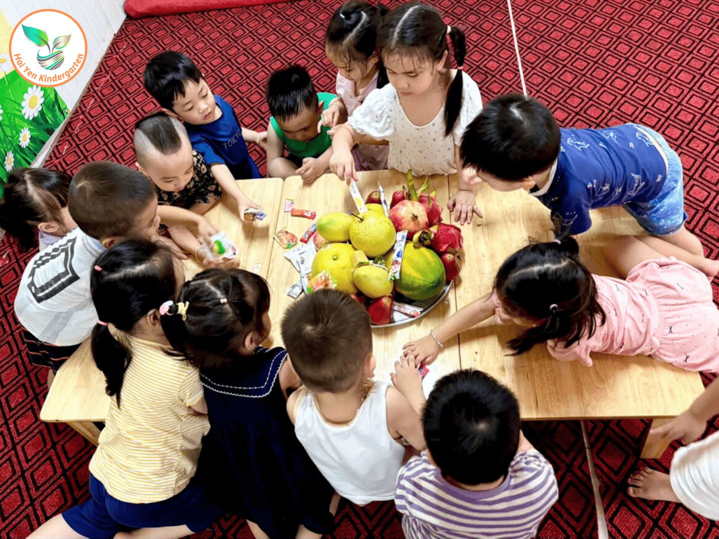 BÉ KHÉO TAY TRANG TRÍ MÂM NGŨ QUẢ TRUNG THU BÉ KHÉO TAY TRANG TRÍ MÂM NGŨ QUẢ TRUNG THU - Mầm Non Hải Yến - Trương Định