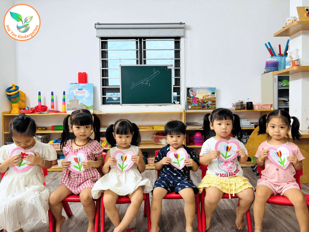 BÉ LÀM QUÀ TẶNG MẸ NGÀY 20/10 BÉ LÀM QUÀ TẶNG MẸ NGÀY 20/10 - Mầm Non Hải Yến - Trương Định