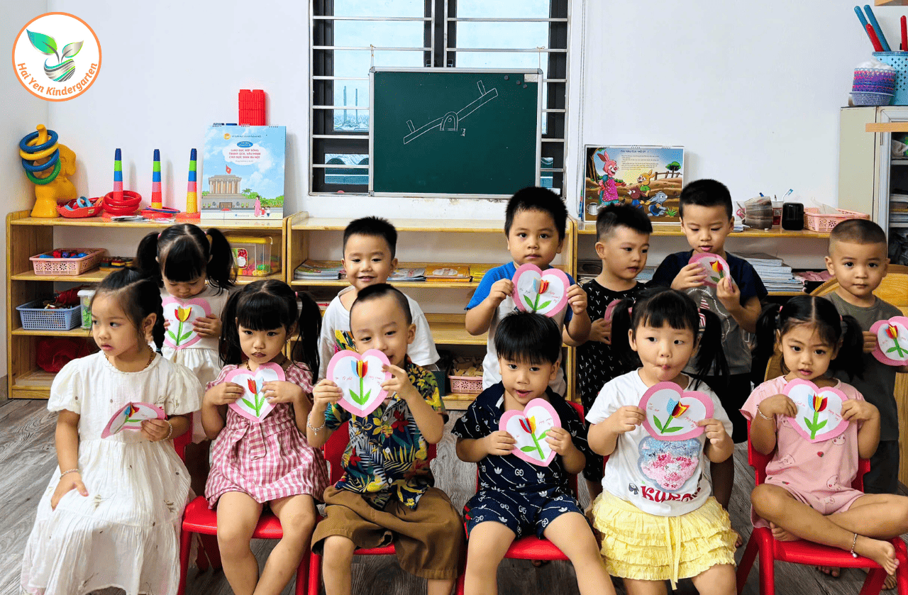 BÉ LÀM QUÀ TẶNG MẸ NGÀY 20/10 BÉ LÀM QUÀ TẶNG MẸ NGÀY 20/10 - Mầm Non Hải Yến - Trương Định