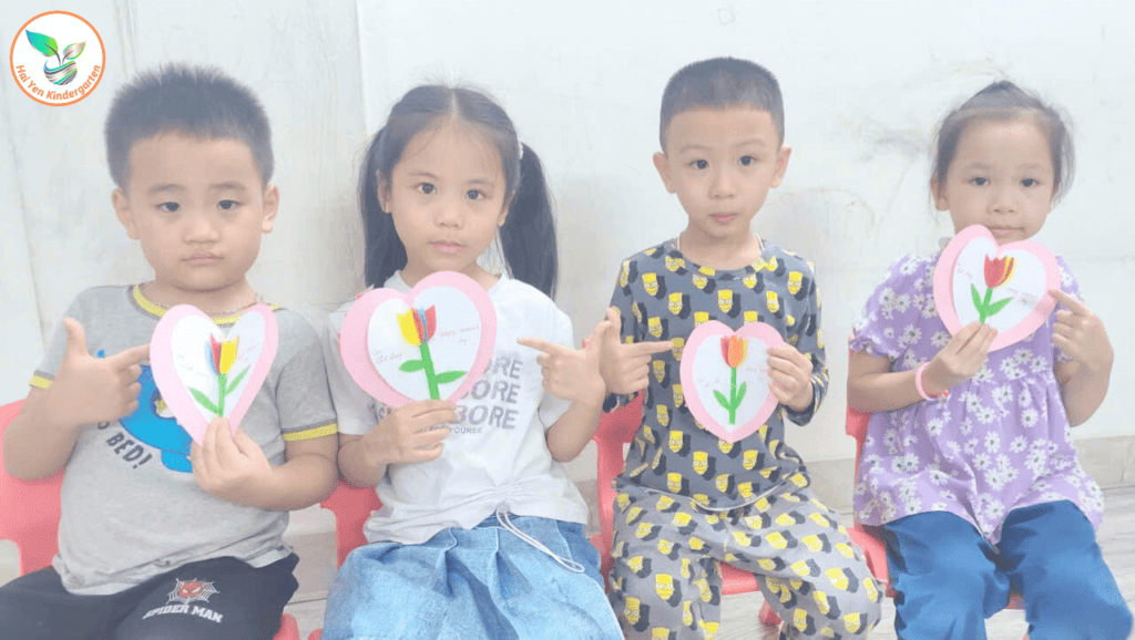 BÉ LÀM QUÀ TẶNG MẸ NGÀY 20/10 BÉ LÀM QUÀ TẶNG MẸ NGÀY 20/10 - Mầm Non Hải Yến - Trương Định