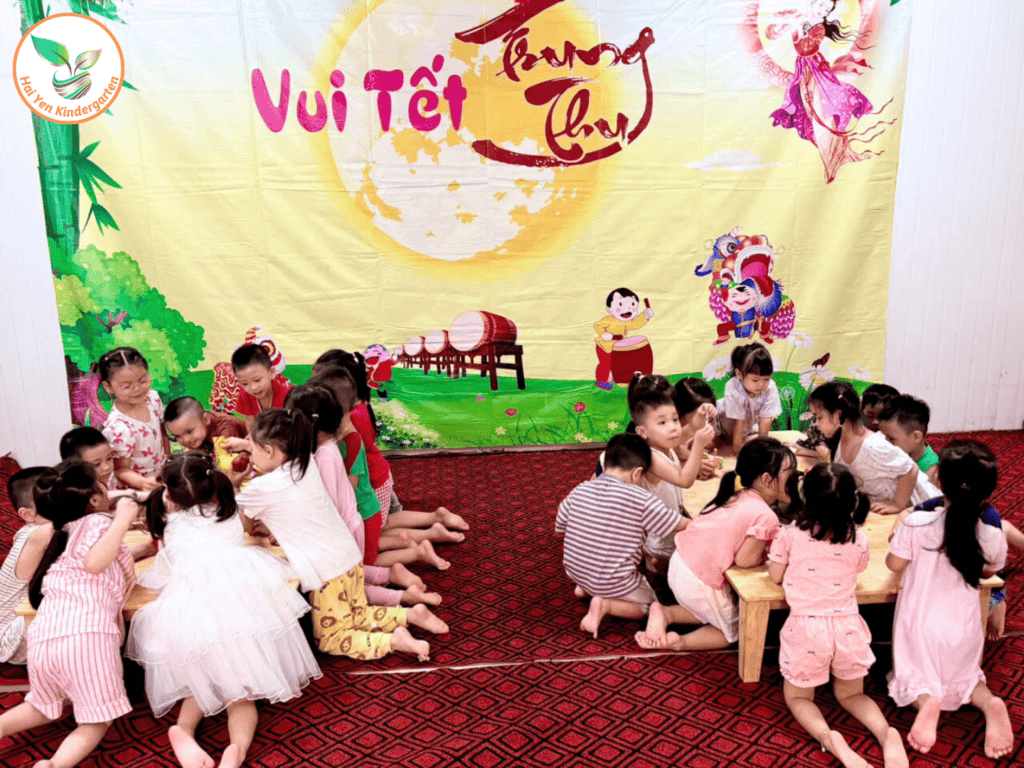 BÉ KHÉO TAY TRANG TRÍ MÂM NGŨ QUẢ TRUNG THU BÉ KHÉO TAY TRANG TRÍ MÂM NGŨ QUẢ TRUNG THU - Mầm Non Hải Yến - Trương Định