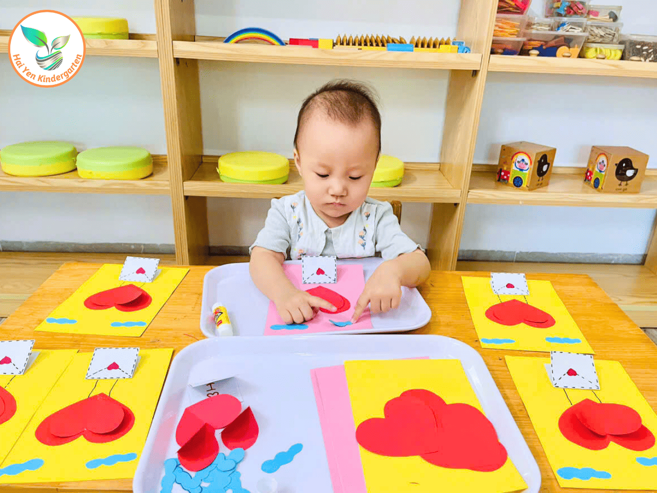 BÉ LÀM THIỆP TẶNG MẸ YÊU NHÂN NGÀY 20/10 BÉ LÀM THIỆP TẶNG MẸ YÊU NHÂN NGÀY 20/10 - Mầm Non Hải Yến - Trương Định