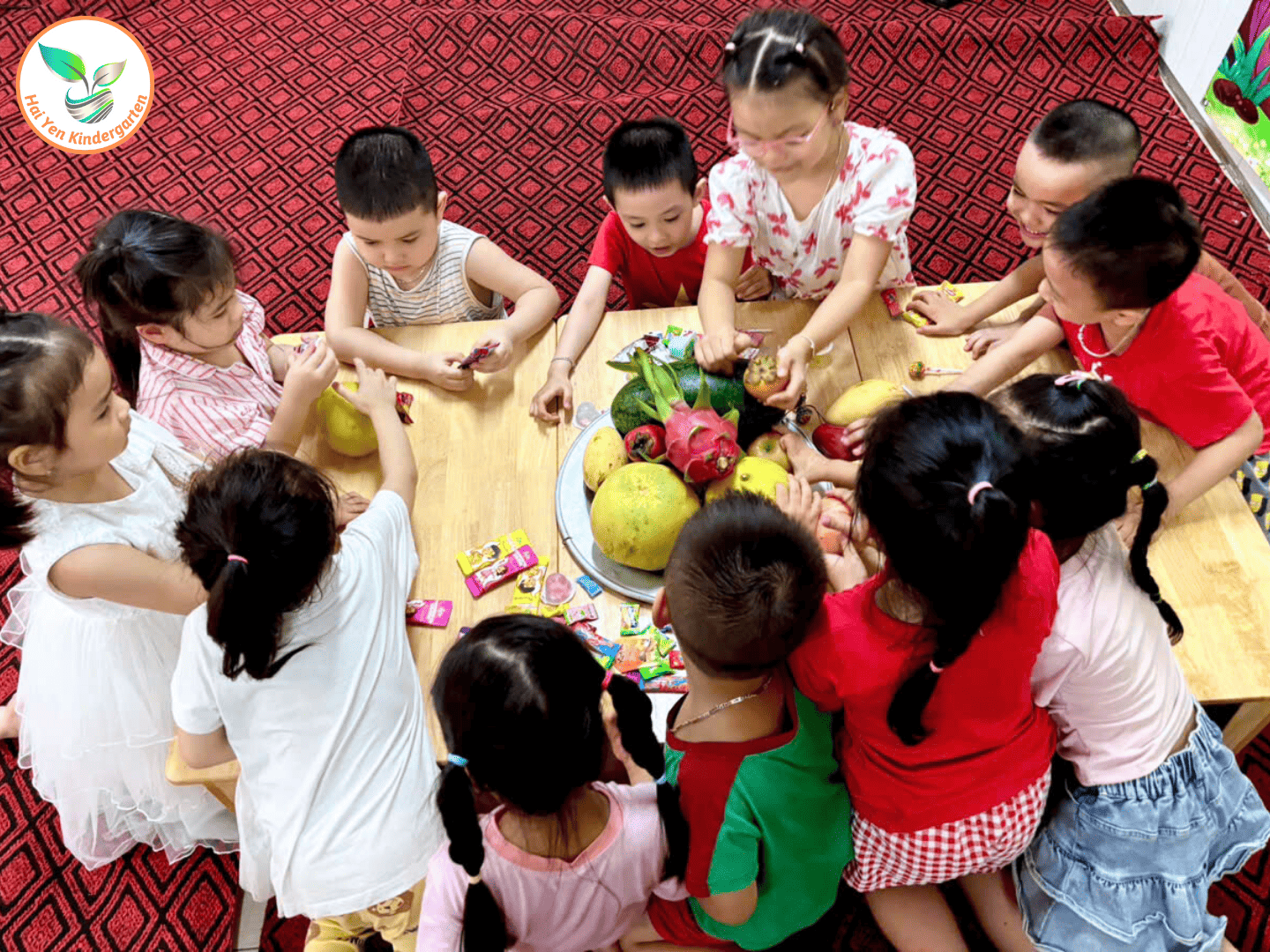 BÉ KHÉO TAY TRANG TRÍ MÂM NGŨ QUẢ TRUNG THU BÉ KHÉO TAY TRANG TRÍ MÂM NGŨ QUẢ TRUNG THU - Mầm Non Hải Yến - Trương Định