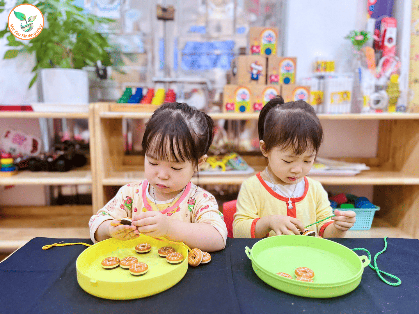 XÂU BÁNH VÒNG – HOẠT ĐỘNG RÈN KHÉO LÉO CHO CÁC BẠN NHỎ MẦM NON HẢI YẾN - Mầm Non Hải Yến - Trương Định