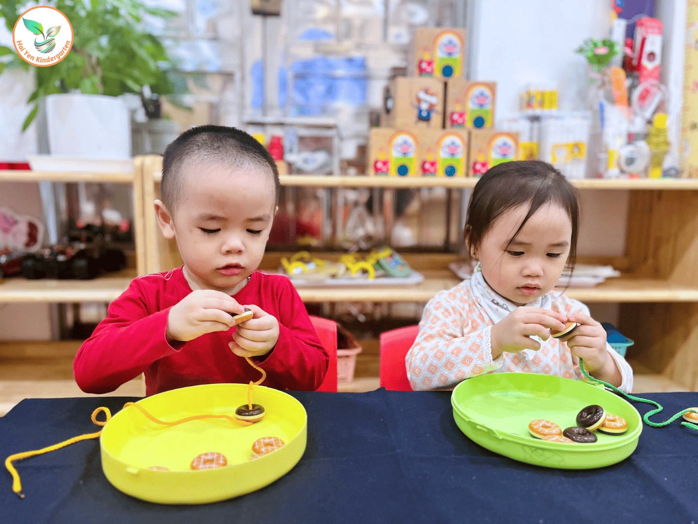 XÂU BÁNH VÒNG – HOẠT ĐỘNG RÈN KHÉO LÉO CHO CÁC BẠN NHỎ MẦM NON HẢI YẾN XÂU BÁNH VÒNG – HOẠT ĐỘNG RÈN KHÉO LÉO CHO CÁC BẠN NHỎ MẦM NON HẢI YẾN - Mầm Non Hải Yến - Trương Định