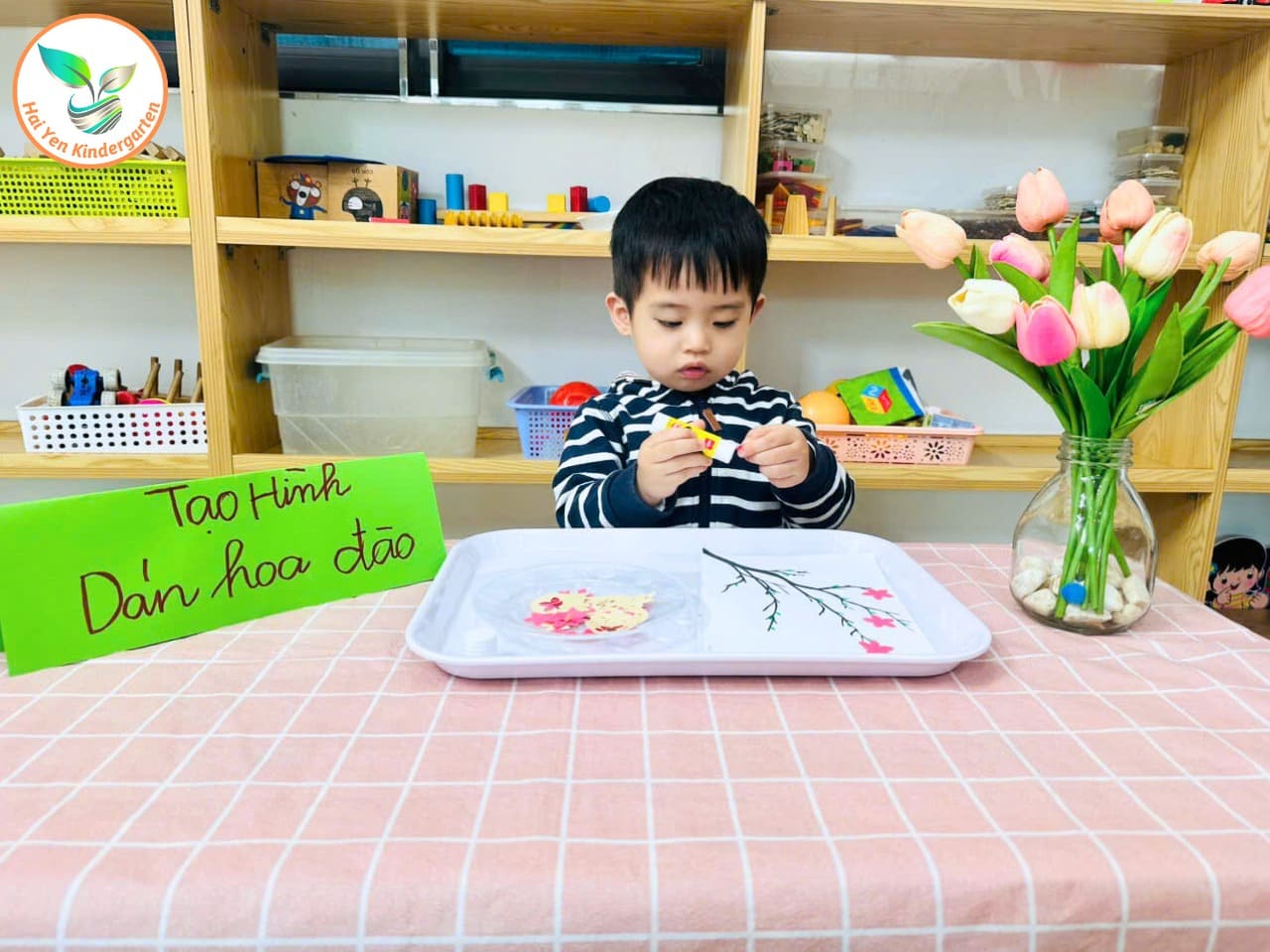 BÉ HẢI YẾN HĂNG SAY TẠO HÌNH – DÁN HOA ĐÀO - Mầm Non Hải Yến - Trương Định
