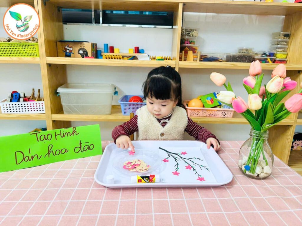BÉ HẢI YẾN HĂNG SAY TẠO HÌNH – DÁN HOA ĐÀO - Mầm Non Hải Yến - Trương Định