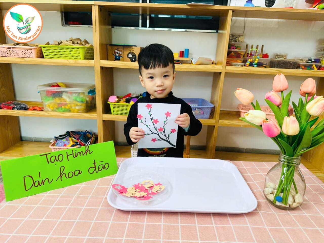 BÉ HẢI YẾN HĂNG SAY TẠO HÌNH – DÁN HOA ĐÀO - Mầm Non Hải Yến - Trương Định