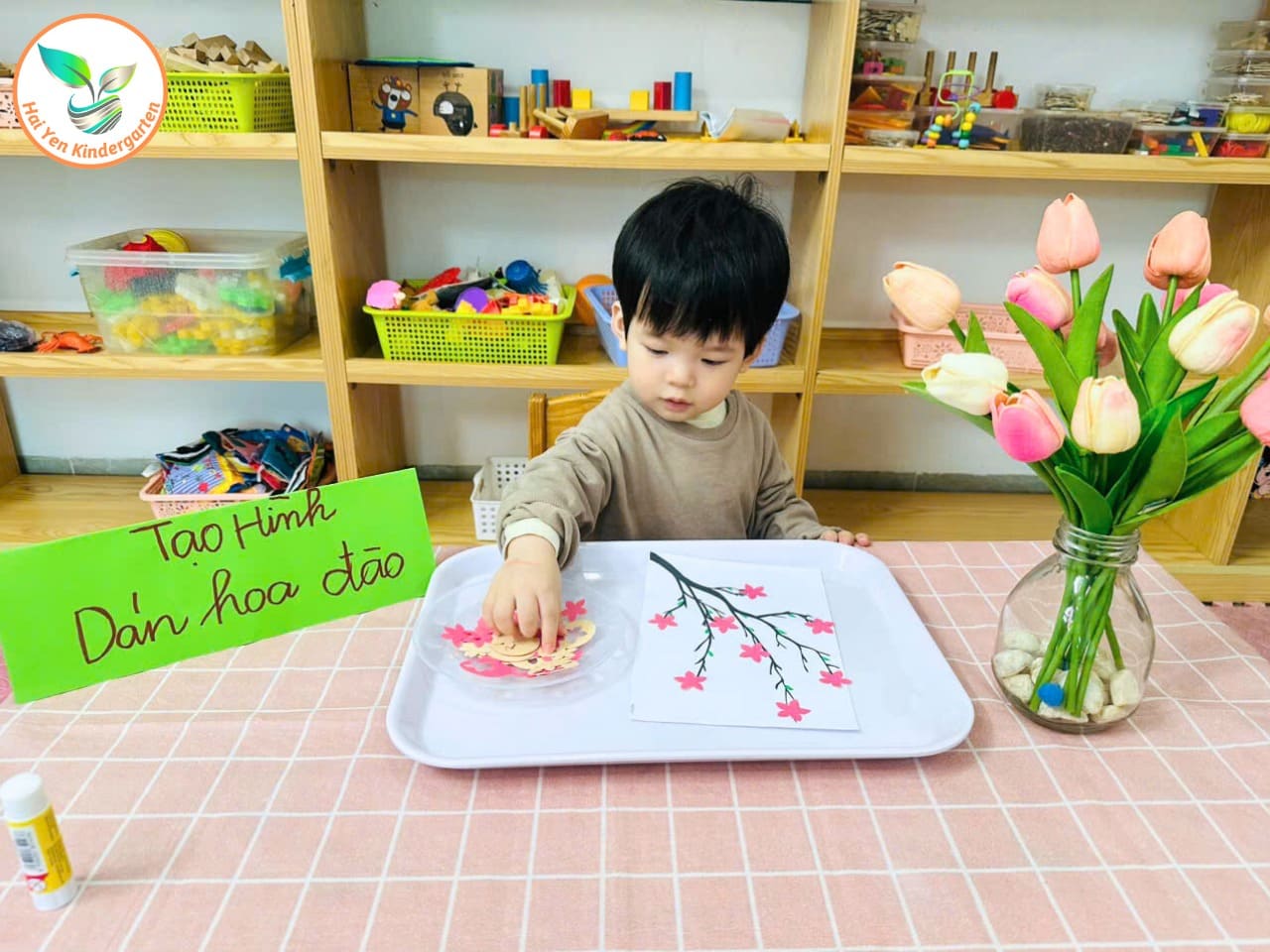 BÉ HẢI YẾN HĂNG SAY TẠO HÌNH – DÁN HOA ĐÀO - Mầm Non Hải Yến - Trương Định