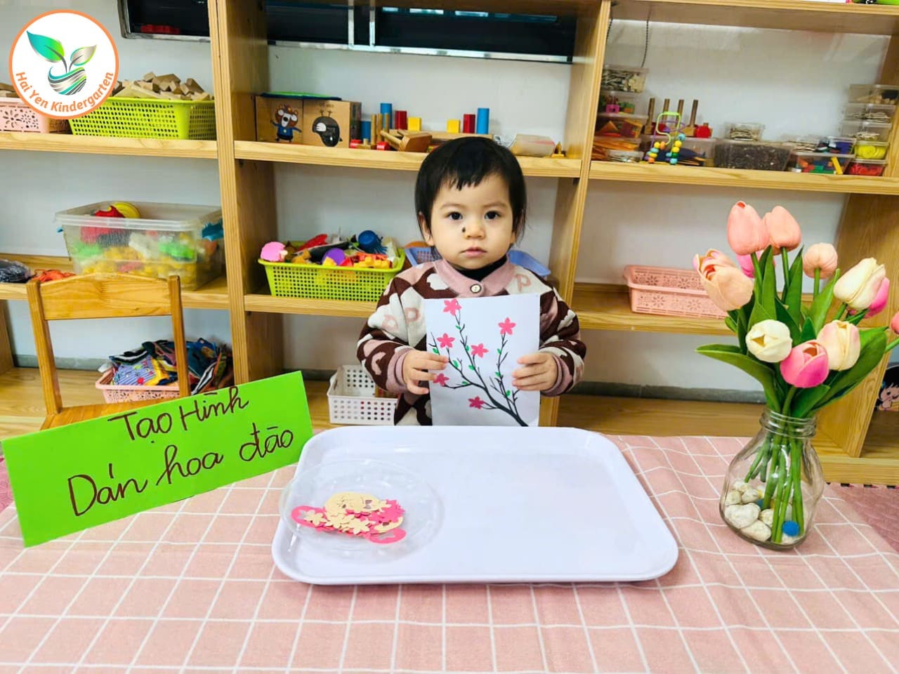 BÉ HẢI YẾN HĂNG SAY TẠO HÌNH – DÁN HOA ĐÀO - Mầm Non Hải Yến - Trương Định
