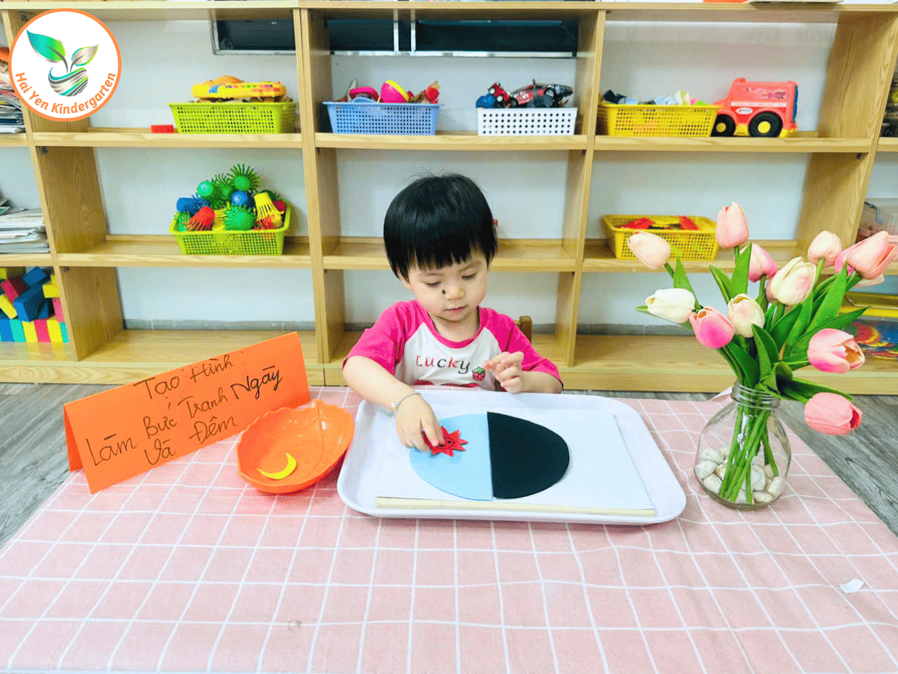 TẠO HÌNH: BỨC TRANH NGÀY VÀ ĐÊM CÙNG CÁC BẠN NHỎ HẢI YẾN - Mầm Non Hải Yến - Trương Định