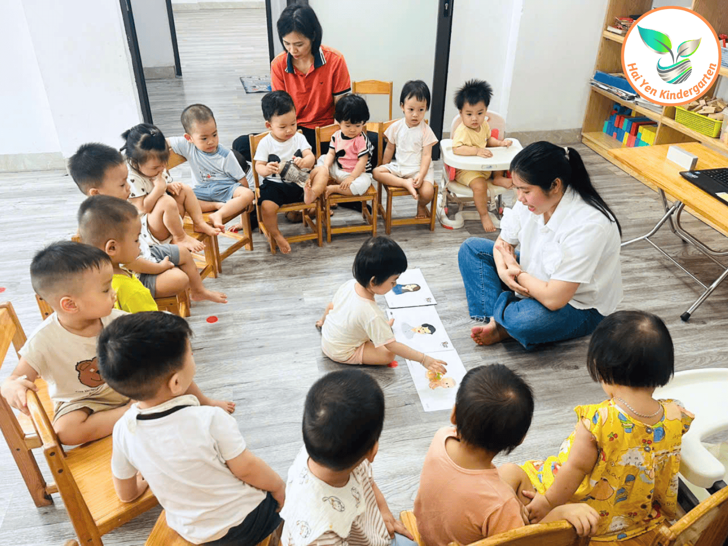 GIỜ HỌC TIẾNG ANH: CÁC THÀNH VIÊN TRONG GIA ĐÌNH GIỜ HỌC TIẾNG ANH: CÁC THÀNH VIÊN TRONG GIA ĐÌNH - Mầm Non Hải Yến - Trương Định